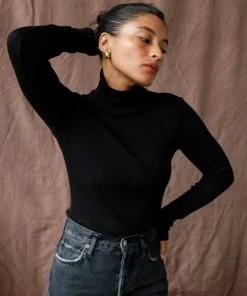LACAUSA NEW IN RIBBED TURTLENECK SWEATER