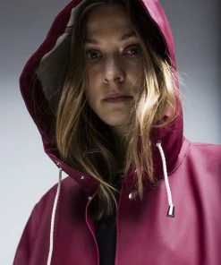 STUTTERHEIM MOSEBACKE RAIN JACKET BURGUNDY