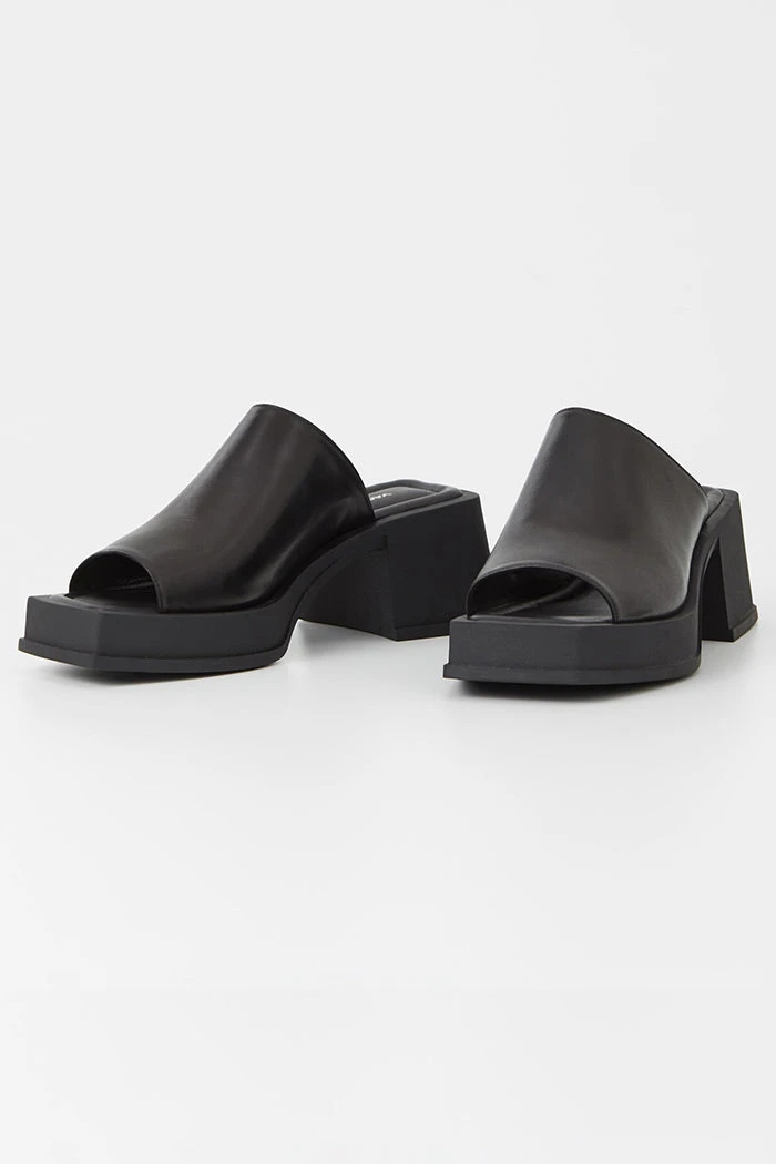 VAGABOND SPRING '22 HENNIE MULE 1 VAGABOND SPRING '22 HENNIE MULE