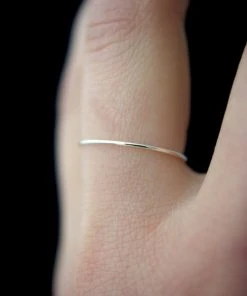 HANNAH NAOMI SMOOTH THIN STACKING RING GOLD