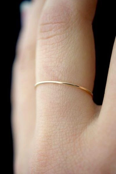 HANNAH NAOMI SMOOTH THIN STACKING RING GOLD