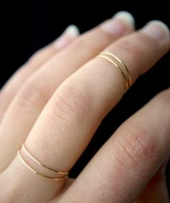 HANNAH NAOMI SMOOTH THIN STACKING RING GOLD