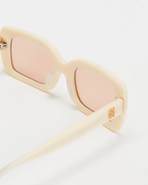RAIE EYEWEAR THE ARIES CREAM SPRING '22 7 RAIE EYEWEAR THE ARIES CREAM SPRING '22