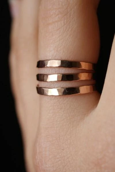 HANNAH NAOMI EXTRA THICK HAMMERED RING