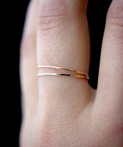 HANNAH NAOMI SMOOTH THIN STACKING RING GOLD