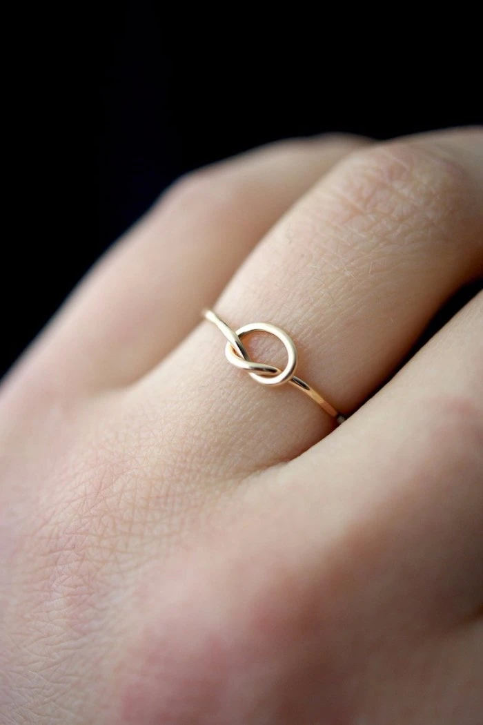 HANNAH NAOMI NEW IN OPEN KNOT RING