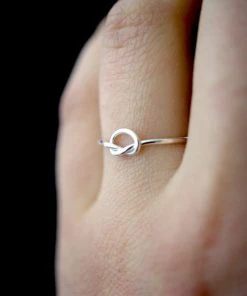 HANNAH NAOMI NEW IN OPEN KNOT RING