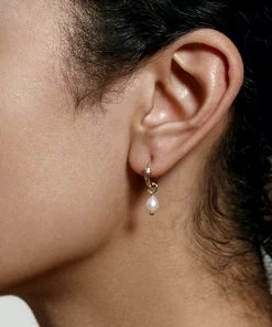 WOLF CIRCUS SMALL PEARL HOOP EARRINGS GOLD