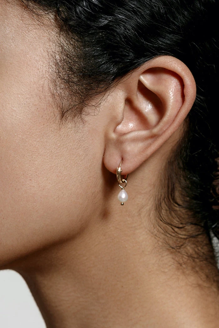 WOLF CIRCUS SMALL PEARL HOOP EARRINGS GOLD 1 WOLF CIRCUS SMALL PEARL HOOP EARRINGS GOLD